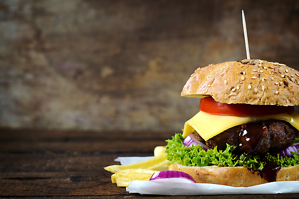 포토 JPG 해외이미지 패스트푸드 실내 사람없음 한개 감자튀김 햄버거 인스턴트 정크푸드 적양파 나무배경 해외202004 해외포토 1 음식 백그라운드 양파 감자 내부 튀김 파일형식 이미지허브