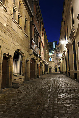 포토 JPG 해외이미지 가로등 건축양식 주택 풍경 사람없음 야외 빛 마을 프랑스 골목길 야간 파리_프랑스 해외202004 해외포토 자연요소 공공시설 건축 유럽 길 건물 파일형식 이미지허브