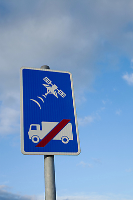 포토 JPG 해외이미지 구름 통신 하늘 경고 사람없음 야외 파란색 금속 인공위성 흰색 메시지 심볼 사인 예방 규칙 짐차 추적 해외202004 해외포토 자연요소 컬러 모션 자동차 재질 파일형식 이미지허브