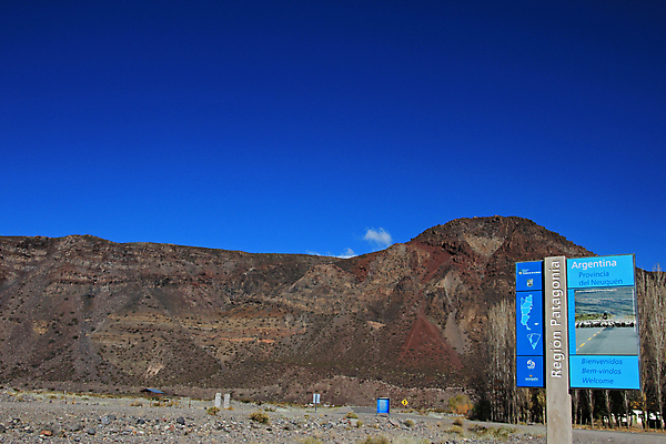 포토 JPG 해외이미지 구름 공원 도로 여행 무늬 교통시설 자연 하늘 산 풍경 사람없음 야외 미국 운전 사막 표지판 고속도로 언덕 사인 시작 남쪽 아르헨티나 루트 전국 절정 처음 해외202004 해외포토 자연요소 공공시설 길 교통 북아메리카 모션 알림판 남아메리카 방향 시설 생태계 파일형식 이미지허브