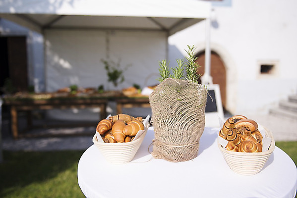 포토 JPG 해외이미지 접시 여자 행복 산업 커피 음료 음식 유니폼 토마토 오렌지 비즈니스 유리 딸기 호텔 아침 휴가 쟁반 사람없음 내부 건물 목재 장식 상점 요식업 식당 식사 빵집 흰색 신선 조끼 중앙 달콤 아침식사 직원 서비스 대륙 준비 상업 브런치 뷔페 페스츄리 해외202004 해외포토 주간 나무 식기 건축물 옷 감정 빵 컬러 채소 과일 재료 재질 숙소 사람 외투 맛 파일형식 이미지허브