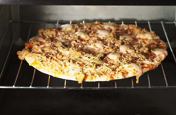 포토 JPG 해외이미지 1 전통 접시 음식 조각 백그라운드 토마토 치즈 피자 패스트푸드 요리 사람없음 목재 빨간색 식사 저녁식사 이탈리아 껍질 흰색 맛 폐기물 굽기 점심식사 모짜렐라치즈 해외202004 해외포토 나무 식기 유럽 컬러 컨셉 채소 재료 유제품 서양음식 인스턴트 쓰레기 구이 파일형식 이미지허브