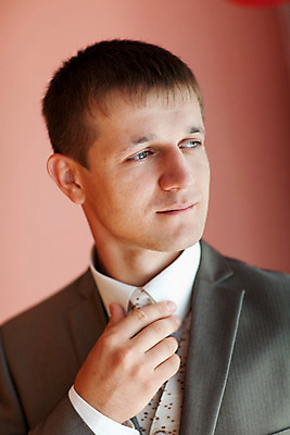 포토 JPG 해외이미지 백인 1 라이프스타일 손 응시 남자 행복 얼굴 결혼 성공 결혼식 남편 넥타이 사랑 한명 미소 사람 정장 성인 옆모습 머리 유행 흰색 비즈니스맨 고급 우아함 저녁 스마트 싱글 옷입기 스타일 해외202004 해외포토 서양인 시선 잡화 옷 감정 뷰포인트 컬러 컨셉 비즈니스 모션 표정 이벤트 생활 신체부위 직장인 야간 파일형식 이미지허브