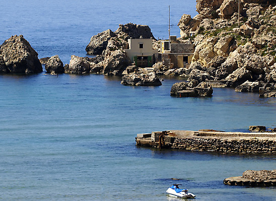 포토 JPG 해외이미지 산업 바다 하늘색 백그라운드 자연 낚시 휴가 주택 풍경 사람없음 물 파란색 환경 항구 오두막 지중해 장면 낚시꾼 부둣가 몰타섬 주입구 지질학 특별함 해외202004 해외포토 자연요소 교육 컬러 섬 컨셉 교통시설 레저 건물 생태계 몰타 파일형식 이미지허브