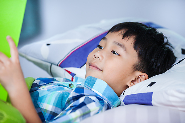 포토 JPG 해외이미지 라이프스타일 교육 행복 어린이 휴식 주택 실내 한명 사람 동양인 소년 취미 책 가로 스터디 기쁨 침실 침대 표현 읽기 거짓말 해외202004 해외포토 1 남자 감정 가구 컨셉 모션 인종 내부 건물 생활 학습 파일형식 이미지허브