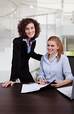 포토 JPG 해외이미지 백인 응시 여자 남자 비즈니스 통신 청소년 실내 미소 사람 앉기 성인 두명 세명 노트북 컴퓨터 사무실 우정 비즈니스맨 비즈니스우먼 집중 책상 중소기업 해외202004 해외포토 서양인 시선 가구 컨셉 회사 모션 표정 내부 친구 전자제품 직장인 파일형식 이미지허브