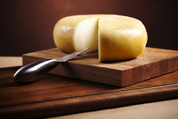 포토 JPG 해외이미지 치즈 사람없음 나무도마 조각치즈 치즈나이프 갈색배경 해외202004 해외포토 조각 백그라운드 유제품 도마 목재 갈색 나이프 파일형식 이미지허브