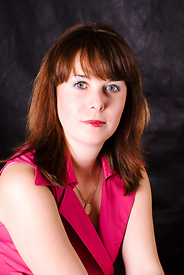 포토 JPG 해외이미지 백인 드레스 여자 얼굴 한명 사람 성인 빨간색 갈색 활발 회색 흰색 황금 긍정 해외202004 해외포토 서양인 1 옷 컬러 컨셉 신체부위 파일형식 이미지허브