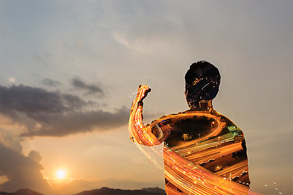 PSD 편집 편집이미지 남자 도로 야경 한명 사람 성인 뒷모습 노을 일몰 주먹 비즈니스맨 결심 신비 합성 다중노출 남자만 남자한명만 성인남자만 성인만 이미지편집 자연요소 1 길 뷰포인트 컨셉 비즈니스 교통시설 모션 촬영기법 직장인 야간 파일형식 풍경_경치