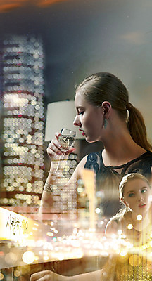 PSD 서양인 외국인 편집 편집이미지 여자 와인잔 사람 빌딩 성인 두명 도시 칵테일 밤거리 신비 합성 보케 다중노출 여자만 성인여자만 성인만 이미지편집 컨셉 술잔 거리 주류 촬영기법 인종 건물 파일형식