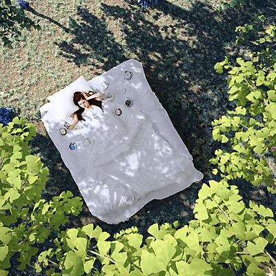 JPG 서양인 외국인 식물 편집 편집이미지 여자 베개 나뭇잎 한명 사람 성인 이불 자명종 침대 은행잎 합성 디지털아트 여자만 여자한명만 성인여자만 성인만 편집실사 1 시계 가구 잎 침구 인종 알람 CG 파일형식