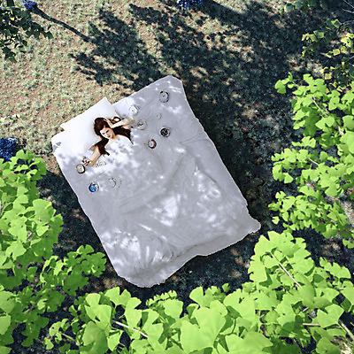 JPG 서양인 외국인 식물 편집 편집이미지 여자 베개 나뭇잎 한명 사람 성인 이불 자명종 침대 은행잎 합성 디지털아트 여자만 여자한명만 성인여자만 성인만 편집실사 1 시계 가구 잎 침구 인종 알람 CG 파일형식