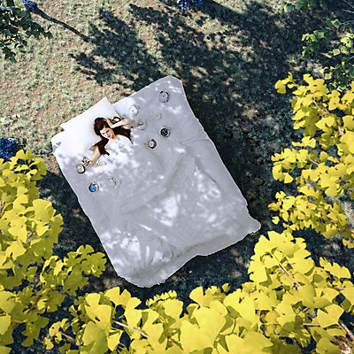 JPG 서양인 외국인 식물 편집 편집이미지 여자 베개 나뭇잎 한명 사람 성인 이불 자명종 침대 은행잎 합성 디지털아트 여자만 여자한명만 성인여자만 성인만 편집실사 1 시계 가구 잎 침구 인종 알람 CG 파일형식