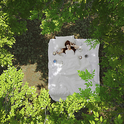 JPG 서양인 외국인 식물 편집 편집이미지 여자 베개 나뭇잎 한명 사람 성인 이불 자명종 침대 합성 디지털아트 여자만 여자한명만 성인여자만 성인만 편집실사 1 시계 가구 잎 침구 인종 알람 CG 파일형식