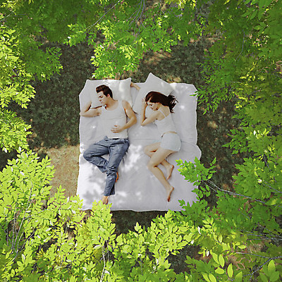 JPG 서양인 외국인 식물 편집 편집이미지 커플 여자 남자 베개 나뭇잎 사람 성인 두명 침대 잠 합성 디지털아트 성인만 편집실사 가구 잎 관계 침구 인종 CG 파일형식