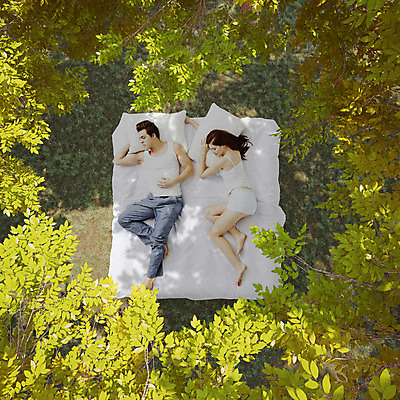 JPG 서양인 외국인 식물 편집 편집이미지 커플 여자 남자 베개 나뭇잎 사람 성인 두명 침대 잠 합성 디지털아트 성인만 편집실사 가구 잎 관계 침구 인종 CG 파일형식