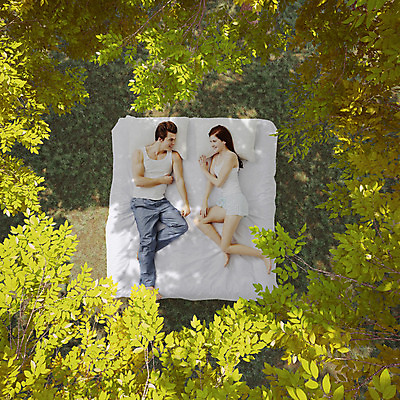 JPG 서양인 외국인 식물 편집 편집이미지 커플 여자 남자 베개 나뭇잎 사람 성인 두명 마주보기 침대 합성 디지털아트 성인만 편집실사 가구 잎 관계 침구 모션 인종 CG 파일형식