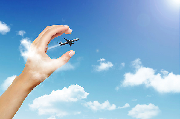 JPG 주간 구름 편집 편집이미지 손 하늘 비행기 사람 야외 신체부위 합성 디지털아트 편집실사 자연요소 항공교통 대중교통 CG 파일형식