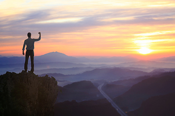 JPG 주간 편집 편집이미지 남자 산 한명 사람 풍경 성인 야외 뒷모습 파이팅 일몰 돌_바위 바위 언덕 합성 디지털아트 남자만 남자한명만 성인남자만 성인만 편집실사 자연요소 1 뷰포인트 모션 노을 CG 파일형식