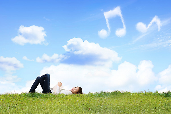 JPG 주간 식물 구름 편집 편집이미지 여자 음표 하늘 한명 사람 동양인 잔디 성인 야외 눕기 한국인 합성 디지털아트 여자만 여자한명만 성인여자만 성인만 편집실사 자연요소 1 기호 음악 모션 인종 CG 파일형식