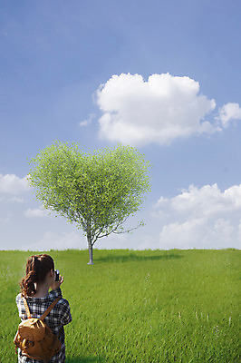 JPG 주간 나무 식물 구름 편집 편집이미지 여자 여행 가방 자연 하늘 한명 사람 잔디 야외 뒷모습 사진촬영 하트 합성 디지털아트 여자만 여자한명만 편집실사 자연요소 모양 1 잡화 뷰포인트 촬영 CG 생태계 파일형식