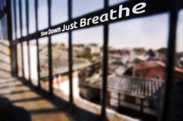 JPG 편집 편집이미지 창문 사람없음 건물 아웃포커스 마을 합성 디지털아트 편집실사 건축물 촬영기법 CG 파일형식