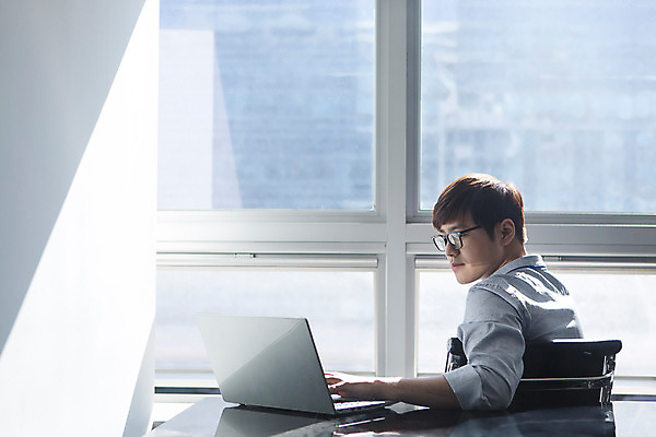 포토 JPG 남자 의자 회사 비즈니스 창문 모션 탁자 휴식 실내 한명 사람 앉기 동양인 정장 상반신 20대 성인 옆모습 노트북 사무실 한국인 직장인 비즈니스맨 회의실 신입사원 청년만 청년남자만 청년남자한명만 성인남자한명만 안경낌 국내포토 직업 1 옷 안경 뷰포인트 가구 컨셉 인종 청년 내부 전자제품 남자만 남자한명만 성인남자만 성인만 파일형식