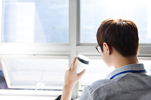 포토 JPG 남자 커피 회사 비즈니스 창문 모션 휴식 실내 한명 들기 사람 앉기 동양인 정장 상반신 20대 성인 뒷모습 컵 사무실 한국인 직장인 비즈니스맨 창가 회의실 신입사원 청년만 청년남자만 청년남자한명만 성인남자한명만 안경낌 국내포토 직업 1 식기 옷 안경 음료 뷰포인트 컨셉 인종 청년 내부 남자만 남자한명만 성인남자만 성인만 파일형식