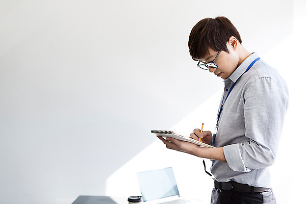 포토 JPG 남자 회사 비즈니스 모션 실내 한명 서기 들기 사람 동양인 정장 상반신 20대 성인 옆모습 노트북 사무실 펜 공책 한국인 기록 직장인 비즈니스맨 회의실 신입사원 청년만 청년남자만 청년남자한명만 성인남자한명만 안경낌 국내포토 직업 1 옷 안경 뷰포인트 문구용품 인종 청년 내부 전자제품 필기구 남자만 남자한명만 성인남자만 성인만 파일형식