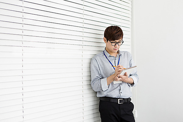 포토 JPG 남자 회사 비즈니스 모션 실내 한명 서기 들기 사람 동양인 정장 상반신 20대 성인 앞모습 사무실 펜 공책 기댐 한국인 기록 직장인 비즈니스맨 회의실 신입사원 사원증 청년만 청년남자만 청년남자한명만 성인남자한명만 안경낌 국내포토 직업 1 옷 안경 뷰포인트 문구용품 인종 청년 내부 필기구 남자만 남자한명만 성인남자만 성인만 파일형식