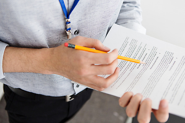 포토 JPG 남자 회사 비즈니스 모션 실내 한명 들기 사람 동양인 정장 근접촬영 상반신 20대 성인 앞모습 사무실 연필 펜 한국인 기록 직장인 비즈니스맨 회의실 신입사원 문서 사원증 청년만 청년남자만 청년남자한명만 성인남자한명만 국내포토 직업 1 옷 뷰포인트 학용품 인종 청년 내부 필기구 남자만 남자한명만 성인남자만 성인만 파일형식