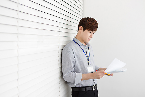 포토 JPG 스튜디오촬영 응시 남자 회사 비즈니스 모션 실내 한명 서기 들기 사람 동양인 정장 상반신 20대 성인 옆모습 사무실 기댐 한국인 직장인 비즈니스맨 회의실 신입사원 문서 사원증 청년만 청년남자만 청년남자한명만 성인남자한명만 국내포토 직업 1 시선 옷 뷰포인트 인종 청년 내부 남자만 남자한명만 성인남자만 성인만 파일형식