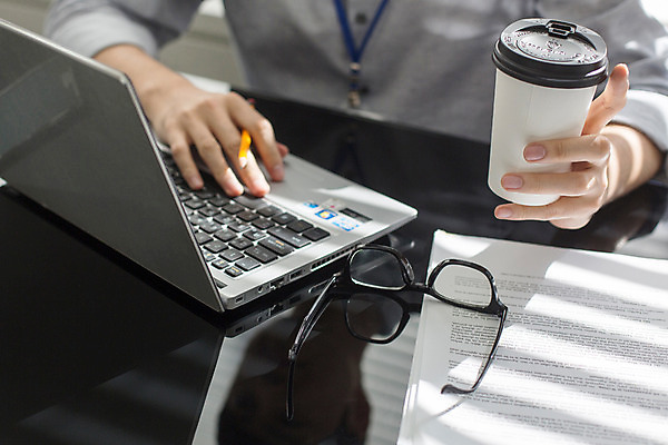포토 JPG 남자 안경 커피 회사 비즈니스 모션 탁자 실내 한명 들기 사람 앉기 동양인 정장 상반신 20대 성인 앞모습 컵 노트북 사무실 펜 한국인 업무 직장인 비즈니스맨 회의실 신입사원 문서 청년만 청년남자만 청년남자한명만 성인남자한명만 국내포토 직업 1 식기 잡화 옷 음료 뷰포인트 가구 인종 청년 내부 전자제품 필기구 작업 남자만 남자한명만 성인남자만 성인만 파일형식