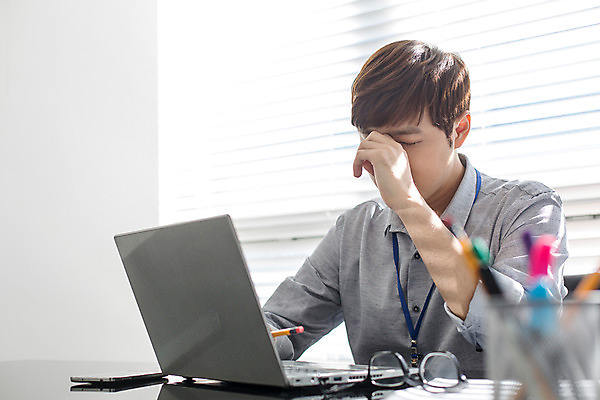 포토 JPG 스튜디오촬영 남자 안경 회사 비즈니스 모션 탁자 실내 한명 들기 사람 앉기 동양인 정장 손짓 상반신 20대 성인 앞모습 노트북 사무실 연필 한국인 업무 직장인 비즈니스맨 회의실 고민 신입사원 연필꽂이 청년만 청년남자만 청년남자한명만 성인남자한명만 국내포토 직업 1 잡화 옷 감정 뷰포인트 가구 문구용품 학용품 인종 청년 내부 전자제품 필기구 작업 남자만 남자한명만 성인남자만 성인만 파일형식