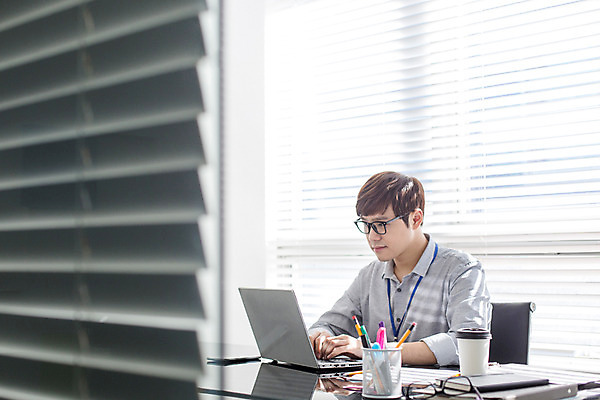 포토 JPG 남자 의자 회사 비즈니스 모션 탁자 실내 한명 사람 앉기 동양인 정장 상반신 20대 성인 옆모습 컵 노트북 사무실 한국인 업무 직장인 비즈니스맨 회의실 신입사원 연필꽂이 청년만 청년남자만 청년남자한명만 성인남자한명만 안경낌 국내포토 직업 1 식기 옷 안경 뷰포인트 가구 문구용품 인종 청년 내부 전자제품 작업 남자만 남자한명만 성인남자만 성인만 파일형식