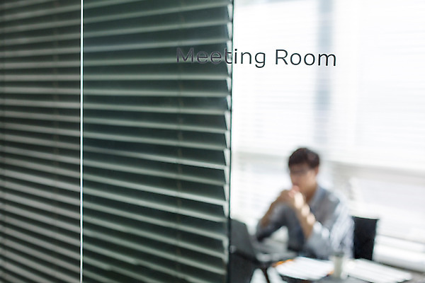 포토 JPG 남자 회사 비즈니스 모션 실내 한명 사람 앉기 동양인 정장 상반신 20대 성인 앞모습 노트북 사무실 한국인 직장인 비즈니스맨 회의실 신입사원 청년만 청년남자만 청년남자한명만 성인남자한명만 국내포토 직업 1 옷 뷰포인트 인종 청년 내부 전자제품 남자만 남자한명만 성인남자만 성인만 파일형식