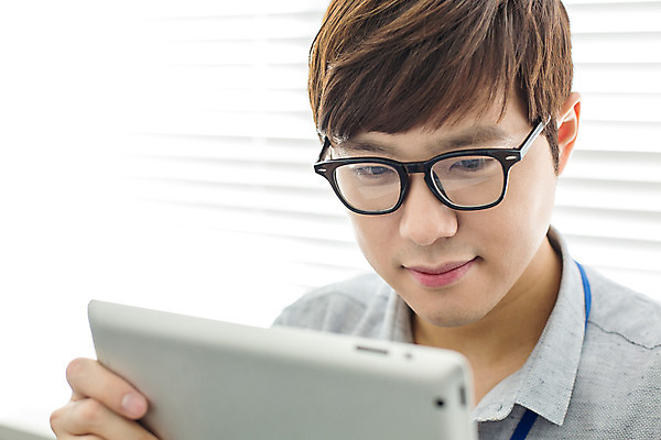 포토 JPG 남자 회사 비즈니스 모션 실내 한명 미소 들기 사람 앉기 동양인 정장 상반신 20대 성인 앞모습 태블릿 사무실 한국인 웹서핑 업무 직장인 비즈니스맨 회의실 신입사원 청년만 청년남자만 청년남자한명만 성인남자한명만 안경낌 국내포토 직업 1 옷 안경 뷰포인트 표정 인종 청년 내부 전자제품 스마트기기 작업 남자만 남자한명만 성인남자만 성인만 파일형식