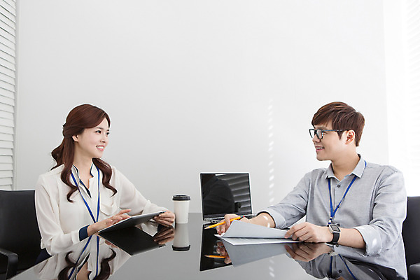 포토 JPG 여자 남자 회사 비즈니스 모션 회의 실내 미소 들기 사람 앉기 동양인 정장 상반신 20대 성인 두명 옆모습 사무실 펜 마주보기 다이어리 한국인 업무 직장인 비즈니스맨 비즈니스우먼 동료 회의실 신입사원 문서 청년만 성인만 안경낌 국내포토 직업 옷 안경 뷰포인트 관계 표정 인종 청년 내부 필기구 사무용품 작업 파일형식