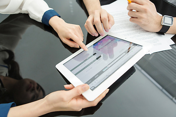 포토 JPG 여자 남자 회사 비즈니스 모션 탁자 회의 실내 들기 사람 동양인 정장 20대 성인 두명 신체부위 태블릿 사무실 한국인 업무 직장인 비즈니스맨 비즈니스우먼 동료 회의실 신입사원 문서 팔 청년만 성인만 국내포토 직업 옷 가구 관계 인종 청년 내부 전자제품 스마트기기 작업 파일형식