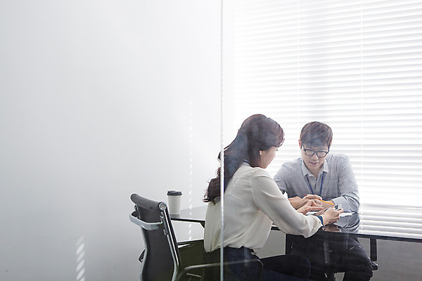 포토 JPG 여자 남자 의자 회사 비즈니스 모션 탁자 회의 실내 사람 앉기 동양인 정장 상반신 20대 성인 두명 앞모습 뒷모습 사무실 한국인 업무 직장인 비즈니스맨 비즈니스우먼 동료 회의실 신입사원 청년만 성인만 안경낌 국내포토 직업 옷 안경 뷰포인트 가구 관계 인종 청년 내부 작업 파일형식