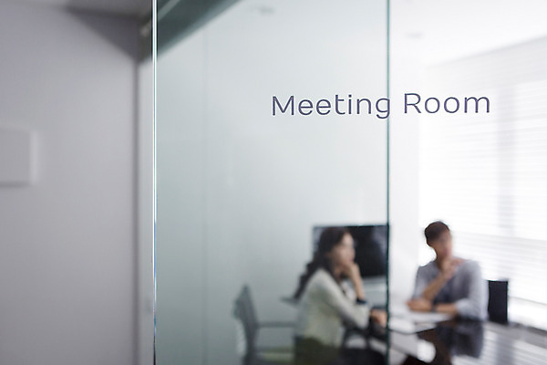 포토 JPG 여자 남자 회사 비즈니스 모션 회의 실내 사람 앉기 동양인 정장 상반신 20대 성인 두명 아웃포커스 사무실 한국인 업무 직장인 비즈니스맨 비즈니스우먼 동료 회의실 신입사원 청년만 성인만 국내포토 직업 옷 관계 촬영기법 인종 청년 내부 작업 파일형식