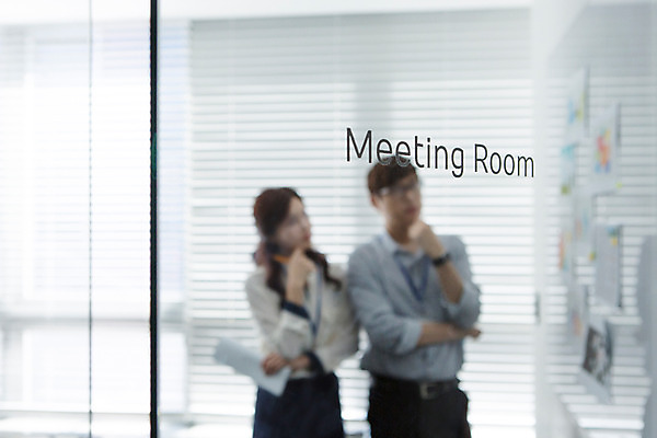 포토 JPG 응시 여자 남자 회사 비즈니스 모션 회의 실내 서기 들기 사람 동양인 정장 상반신 20대 성인 두명 앞모습 사무실 팔짱 자료 한국인 업무 직장인 비즈니스맨 비즈니스우먼 동료 회의실 고민 신입사원 청년만 성인만 국내포토 직업 시선 옷 감정 뷰포인트 관계 인종 청년 내부 작업 파일형식