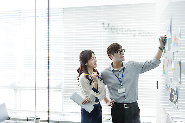 포토 JPG 여자 남자 회사 비즈니스 모션 회의 실내 서기 들기 사람 동양인 정장 상반신 20대 성인 두명 앞모습 옆모습 사무실 펜 자료 한국인 업무 직장인 비즈니스맨 비즈니스우먼 동료 회의실 신입사원 사원증 청년만 성인만 안경낌 국내포토 직업 옷 안경 뷰포인트 관계 인종 청년 내부 필기구 작업 파일형식