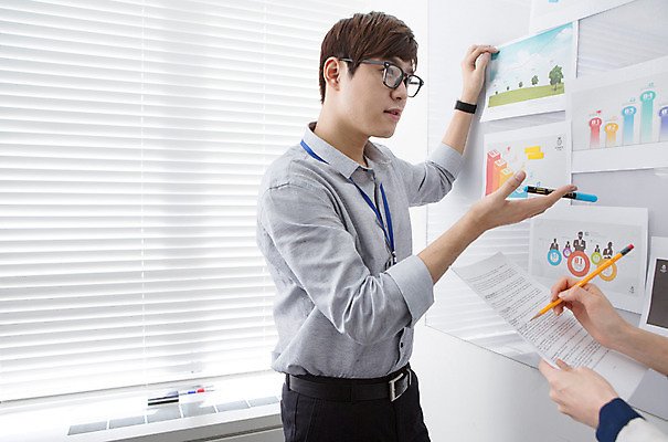 포토 JPG 여자 남자 회사 비즈니스 모션 회의 실내 들기 사람 동양인 정장 상반신 20대 성인 두명 신체부위 사무실 연필 펜 한국인 업무 직장인 비즈니스맨 비즈니스우먼 동료 회의실 신입사원 문서 팔 청년만 성인만 안경낌 국내포토 직업 옷 안경 관계 학용품 인종 청년 내부 필기구 작업 파일형식