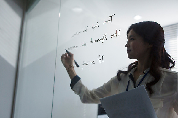 포토 JPG 여자 회사 비즈니스 모션 회의 실내 한명 서기 들기 사람 동양인 정장 상반신 20대 성인 앞모습 사무실 펜 한국인 기록 직장인 비즈니스우먼 회의실 신입사원 문서 청년만 청년여자만 청년여자한명만 성인여자한명만 국내포토 직업 1 옷 뷰포인트 인종 청년 내부 필기구 여자만 여자한명만 성인여자만 성인만 파일형식