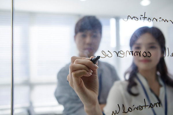 포토 JPG 여자 남자 회사 비즈니스 모션 회의 실내 서기 들기 사람 동양인 정장 상반신 20대 성인 두명 앞모습 사무실 펜 한국인 기록 업무 직장인 비즈니스맨 비즈니스우먼 동료 회의실 신입사원 청년만 성인만 국내포토 직업 옷 뷰포인트 관계 인종 청년 내부 필기구 작업 파일형식