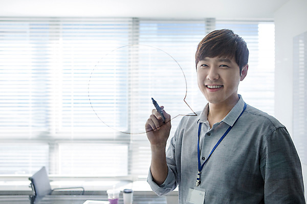 포토 JPG 남자 의자 회사 비즈니스 모션 회의 실내 한명 서기 미소 들기 사람 동양인 정장 상반신 20대 성인 앞모습 컵 사무실 펜 한국인 직장인 비즈니스맨 회의실 신입사원 사원증 청년만 청년남자만 청년남자한명만 성인남자한명만 국내포토 직업 1 식기 옷 뷰포인트 가구 표정 인종 청년 내부 필기구 남자만 남자한명만 성인남자만 성인만 파일형식