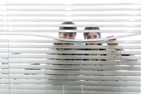 포토 JPG 응시 여자 남자 장난 회사 비즈니스 모션 실내 서기 사람 동양인 정장 상반신 20대 성인 두명 앞모습 사무실 한국인 블라인드 비즈니스맨 비즈니스우먼 엿보기 동료 회의실 신입사원 청년만 성인만 국내포토 시선 옷 뷰포인트 관계 인종 청년 내부 커튼 직장인 파일형식