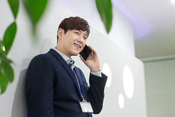 포토 JPG 남자 회사 비즈니스 모션 실내 한명 서기 미소 들기 사람 동양인 정장 상반신 20대 성인 앞모습 스마트폰 기댐 한국인 직장인 비즈니스맨 복도 신입사원 통화 사원증 청년만 청년남자만 청년남자한명만 성인남자한명만 국내포토 직업 1 옷 뷰포인트 표정 인종 청년 내부 핸드폰 스마트기기 남자만 남자한명만 성인남자만 성인만 파일형식