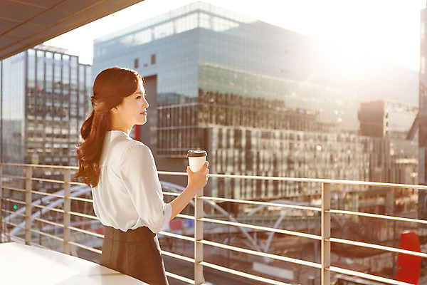 포토 JPG 응시 여자 커피 회사 비즈니스 모션 휴식 한명 서기 들기 사람 동양인 정장 상반신 20대 성인 야외 건물 옆모습 컵 햇빛 기댐 한국인 발코니 직장인 비즈니스우먼 신입사원 청년만 청년여자만 청년여자한명만 성인여자한명만 국내포토 직업 1 식기 건축물 시선 옷 음료 뷰포인트 컨셉 인종 청년 태양 여자만 여자한명만 성인여자만 성인만 파일형식